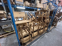 22 houten stoelen