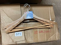 22 sets van 3 kleerhangers