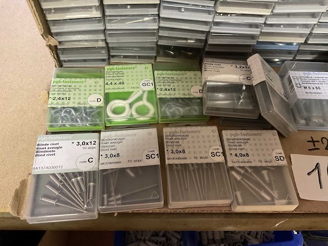 220 blisters met bevestigingen - afbeelding 2 van  7