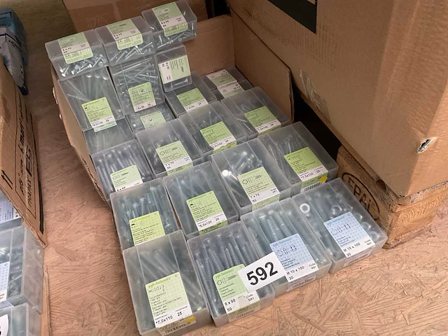 23 dozen hout bouten en moeren - afbeelding 1 van  9