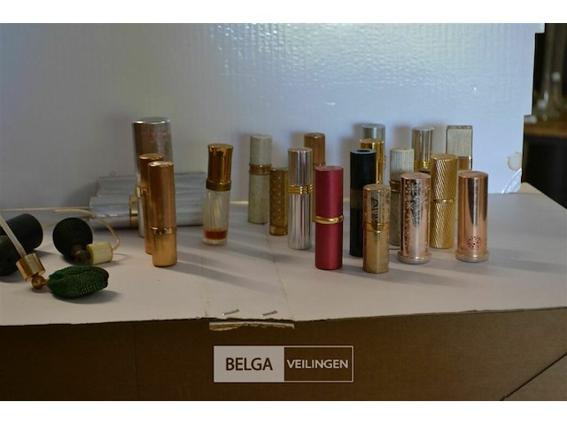 ±23 vintage navul flesjes voor parfum en 3 vintage verstuivers - afbeelding 1 van  4