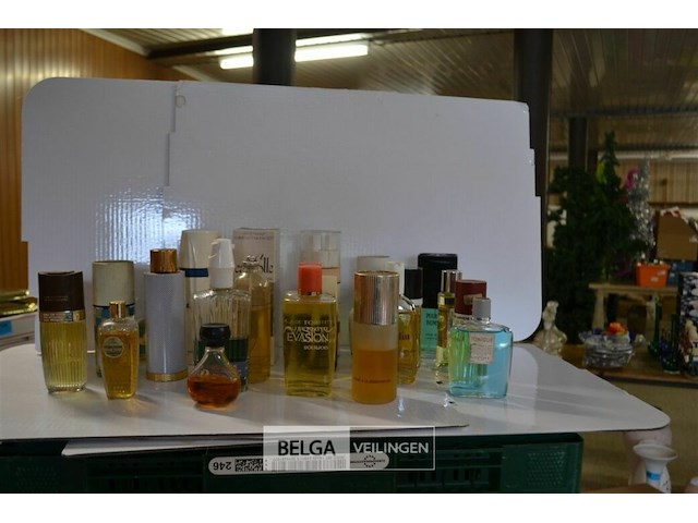±24 diverse vintage parfum - afbeelding 1 van  5