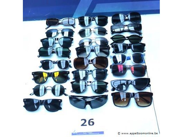 24 diverse zonnebrillen - afbeelding 1 van  5