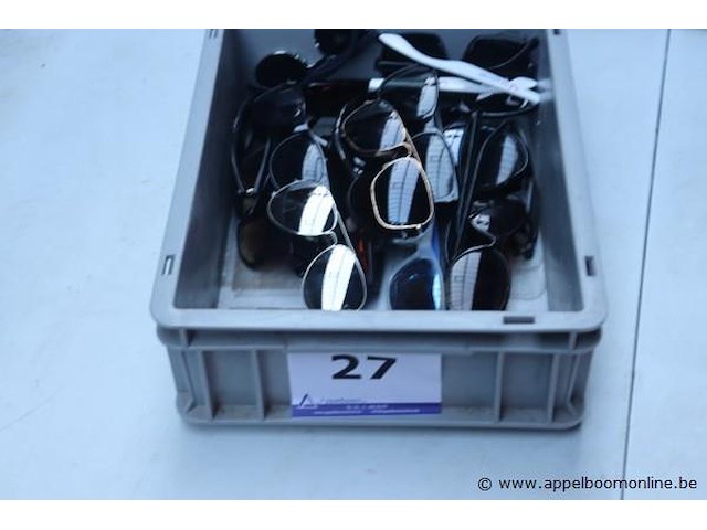 24 diverse zonnebrillen - afbeelding 1 van  1
