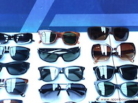 24 diverse zonnebrillen - afbeelding 2 van  4
