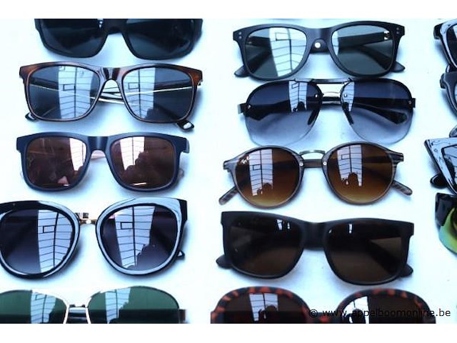 24 diverse zonnebrillen - afbeelding 4 van  4