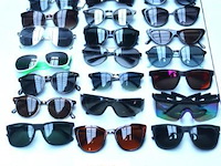 24 diverse zonnebrillen