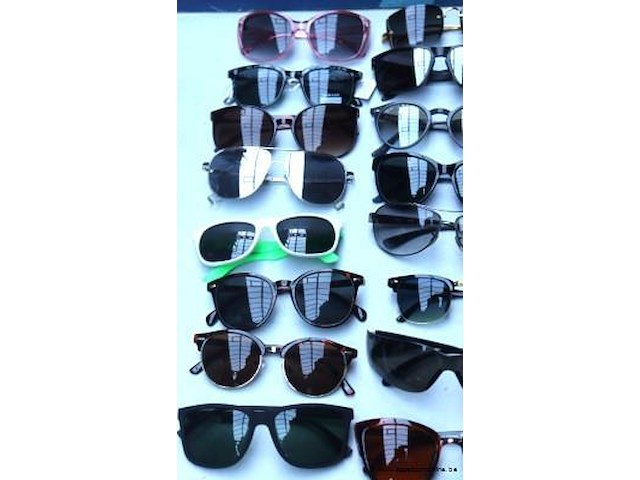24 diverse zonnebrillen - afbeelding 2 van  4