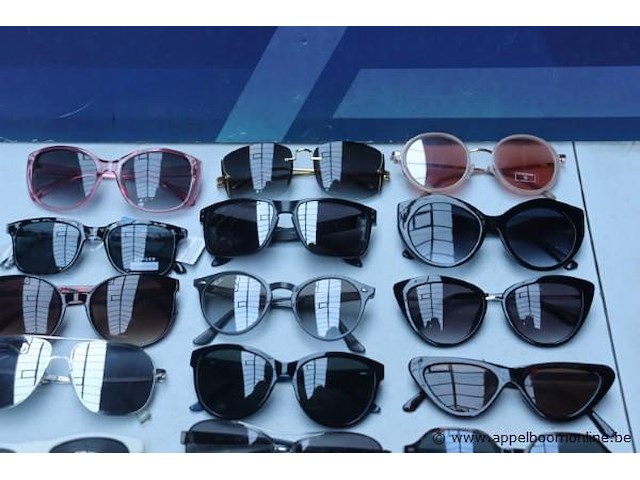 24 diverse zonnebrillen - afbeelding 3 van  4