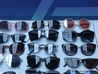24 diverse zonnebrillen - afbeelding 3 van  4