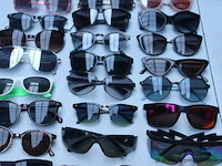 24 diverse zonnebrillen - afbeelding 4 van  4