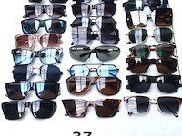 24 diverse zonnebrillen
