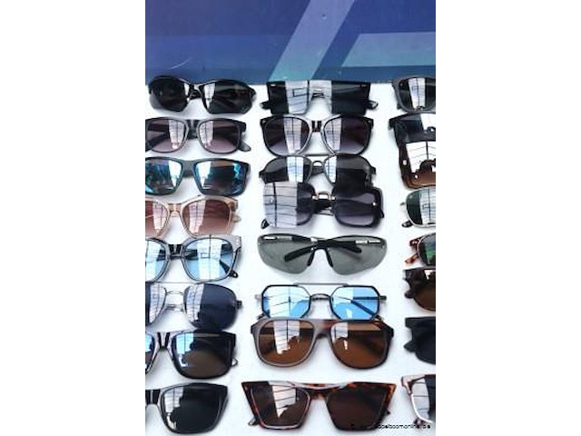 24 diverse zonnebrillen - afbeelding 3 van  4