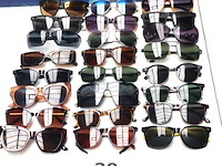 24 diverse zonnebrillen