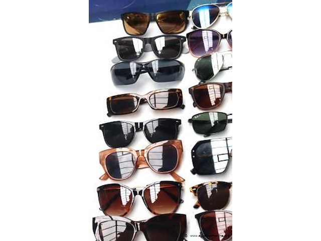 24 diverse zonnebrillen - afbeelding 2 van  4