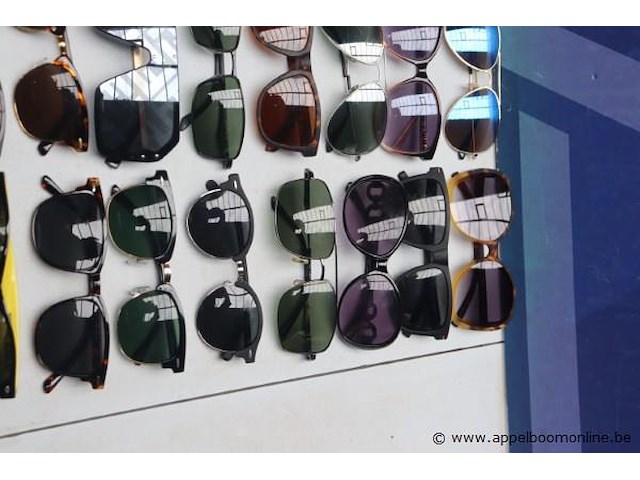 24 diverse zonnebrillen - afbeelding 4 van  4