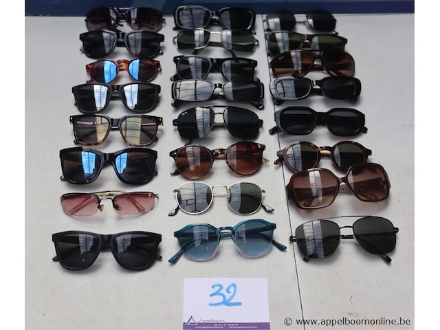 24 diverse zonnebrillen - afbeelding 1 van  4