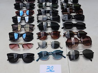 24 diverse zonnebrillen - afbeelding 1 van  4
