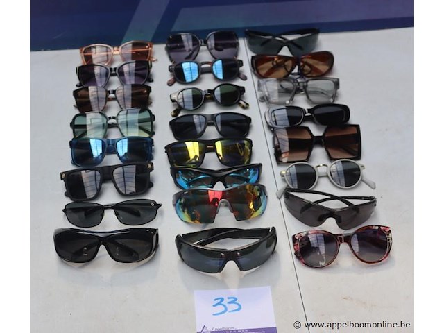 24 diverse zonnebrillen - afbeelding 1 van  3