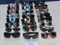 24 diverse zonnebrillen