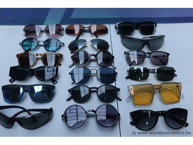 24 diverse zonnebrillen - afbeelding 3 van  4