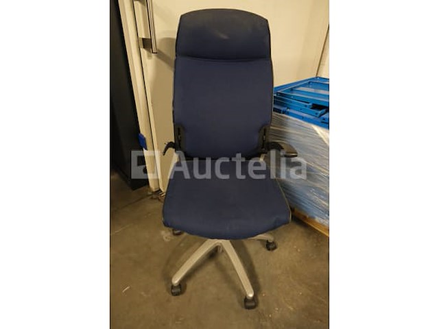 24 ongelijke bureaustoelen - afbeelding 1 van  14