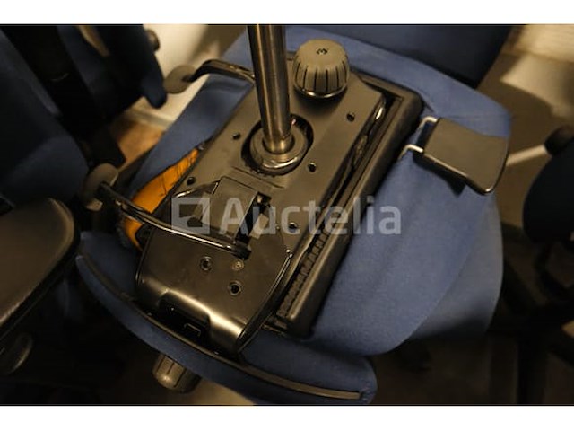 24 ongelijke bureaustoelen - afbeelding 13 van  14