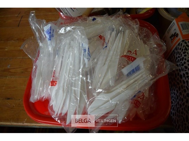 24 pakjes plastieken messen - afbeelding 1 van  2