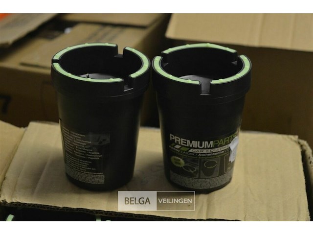 ±24 platieken asbakken - afbeelding 1 van  2