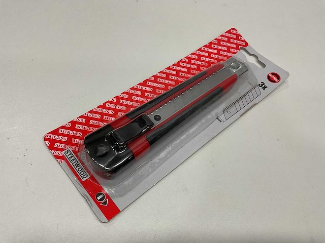 24 x afbreekmes 18 mm met ijzeren geleider; inclusief 3 mesjes - afbeelding 1 van  3