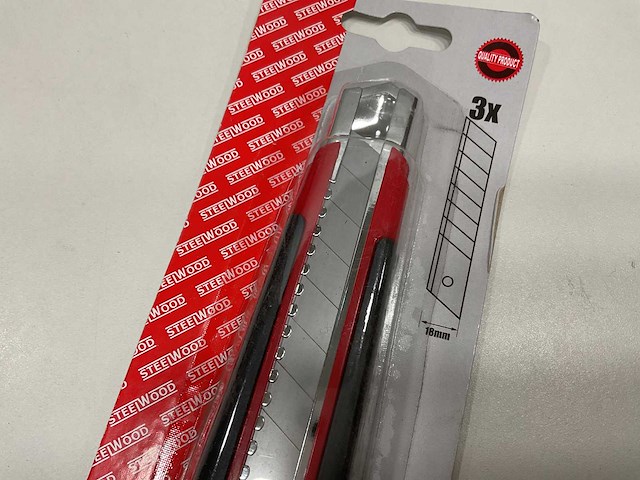 24 x afbreekmes 18 mm met ijzeren geleider; inclusief 3 mesjes - afbeelding 2 van  3