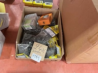 24 x zakken snelbouwschroeven; krammen; ankers