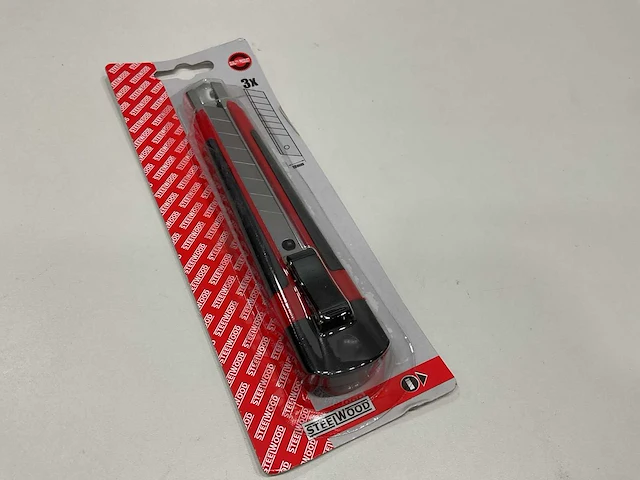 240 x afbreekmes 18 mm met ijzeren geleider; inclusief 3 mesjes - afbeelding 3 van  3