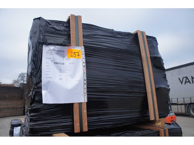 24,80 m² padouk gevelbekleding - afbeelding 2 van  4