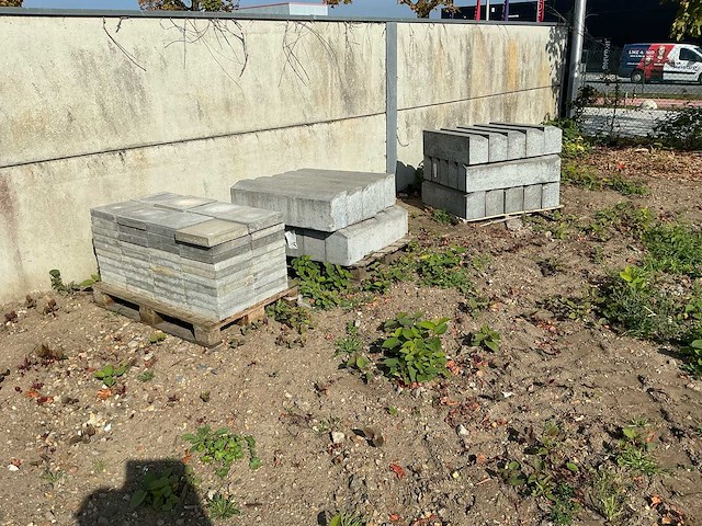 25 betonnen straatborduurs en dallen cement & beton - afbeelding 1 van  3
