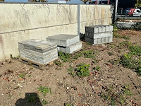 25 betonnen straatborduurs en dallen cement & beton - afbeelding 1 van  3