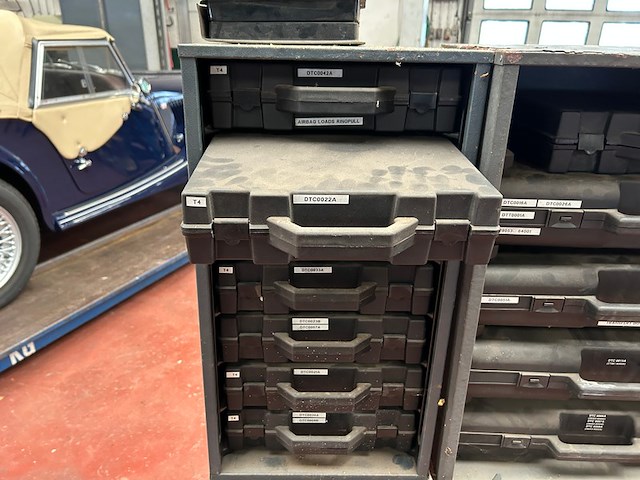 25 boxen met toebehoren voor garagedoeleinden - afbeelding 1 van  10