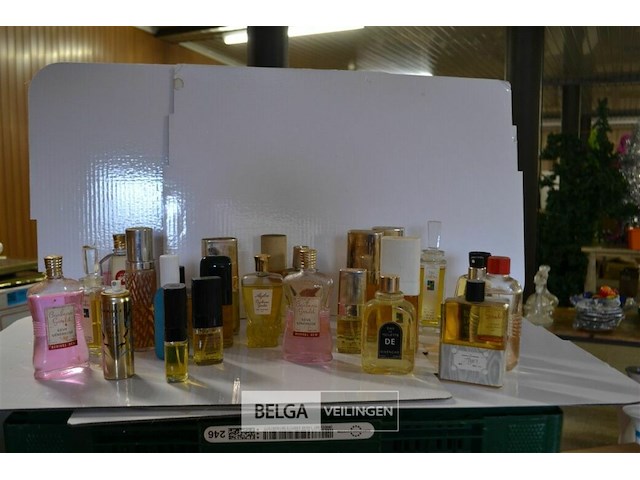 ±25 diverse vintage parfum - afbeelding 1 van  5