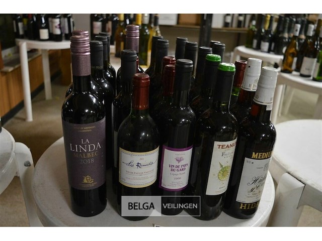 ±25 flessen diverse wijnsoorten - afbeelding 1 van  4