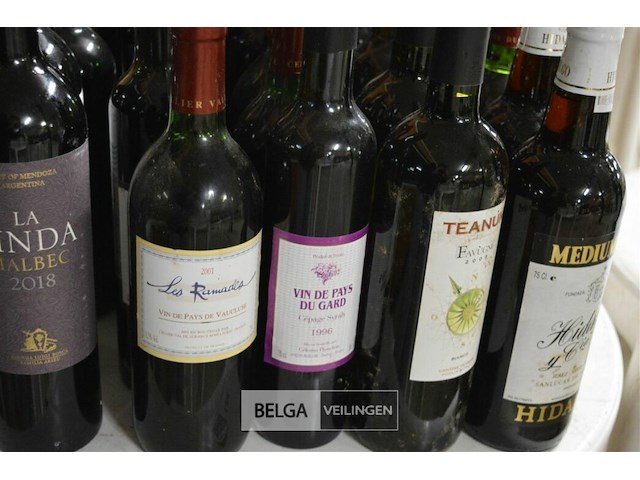 ±25 flessen diverse wijnsoorten - afbeelding 2 van  4
