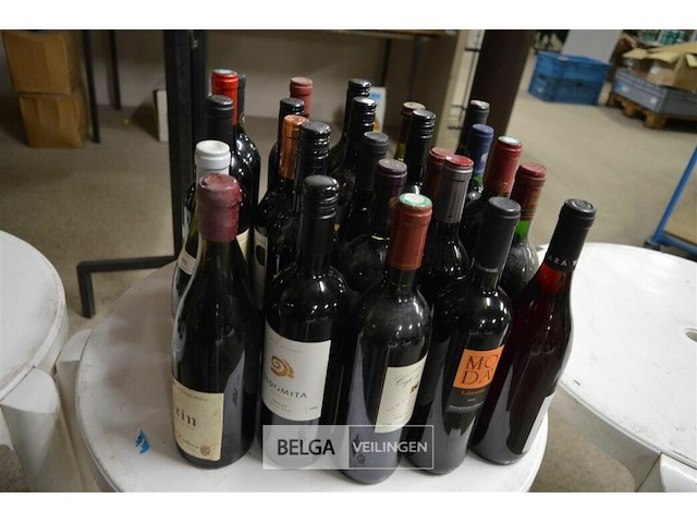 ±25 flessen diverse wijnsoorten - afbeelding 1 van  5