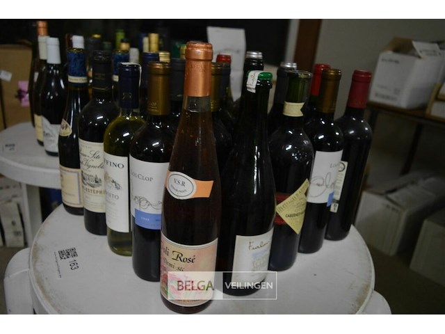±25 flessen diverse wijnsoorten - afbeelding 1 van  4