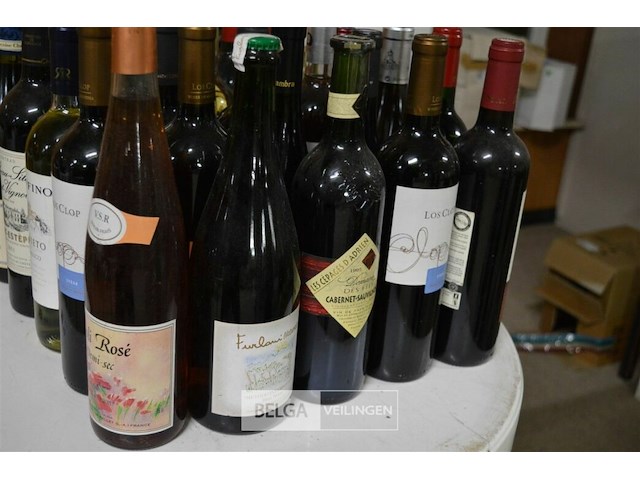 ±25 flessen diverse wijnsoorten - afbeelding 2 van  4