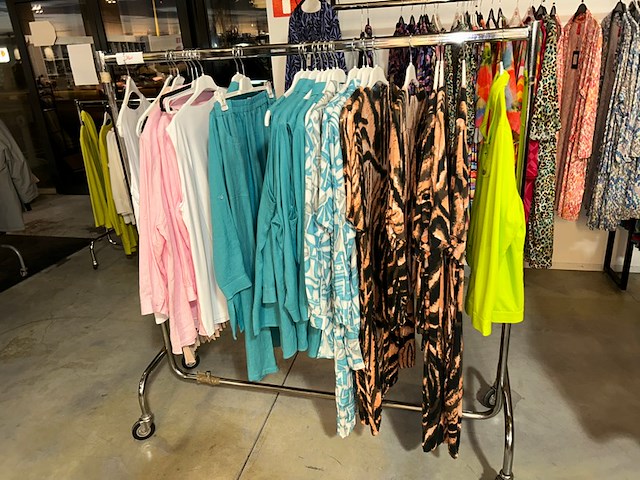 25 kleedjes, tops, blouses, broeken - afbeelding 1 van  15