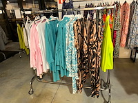 25 kleedjes, tops, blouses, broeken - afbeelding 1 van  15
