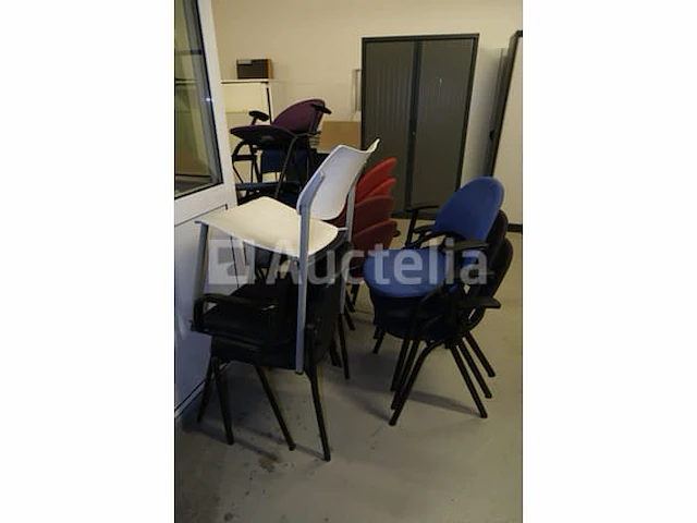 25 ongelijke stoelen - afbeelding 1 van  12