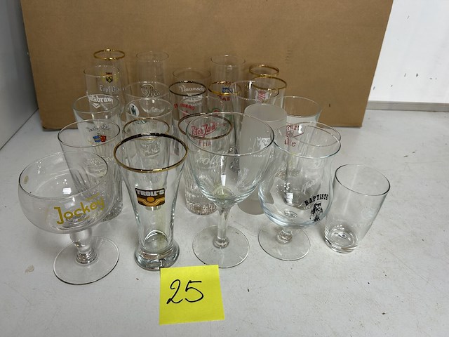 25 verschillende oude bierglazen - afbeelding 1 van  6