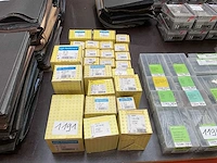 25 x dozen schroeven; nagels; plankdragers; moeren; schroefhaken