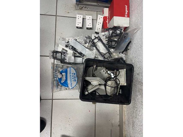 250 x nieuwe elektro instalatiematerialen -30 kg (250x) - afbeelding 1 van  6