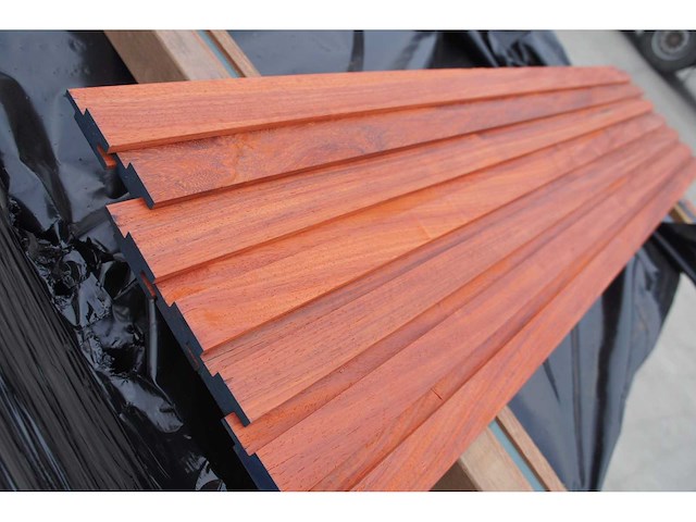 25,50 m² padouk gevelbekleding - afbeelding 1 van  6